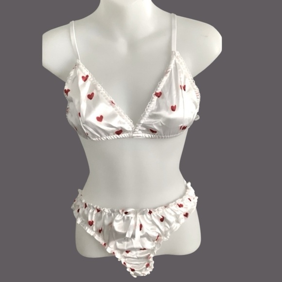 FLUTTER RUFFLE PANTIE & BRALETTE SET NWOT - Picture 1 of 5